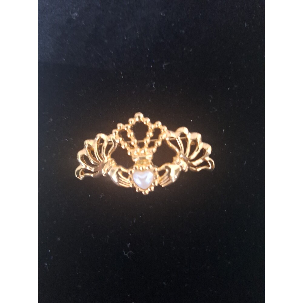 Avon Charming Claddagh Brooch with Pearl Heart Center - Picture 2 of 6